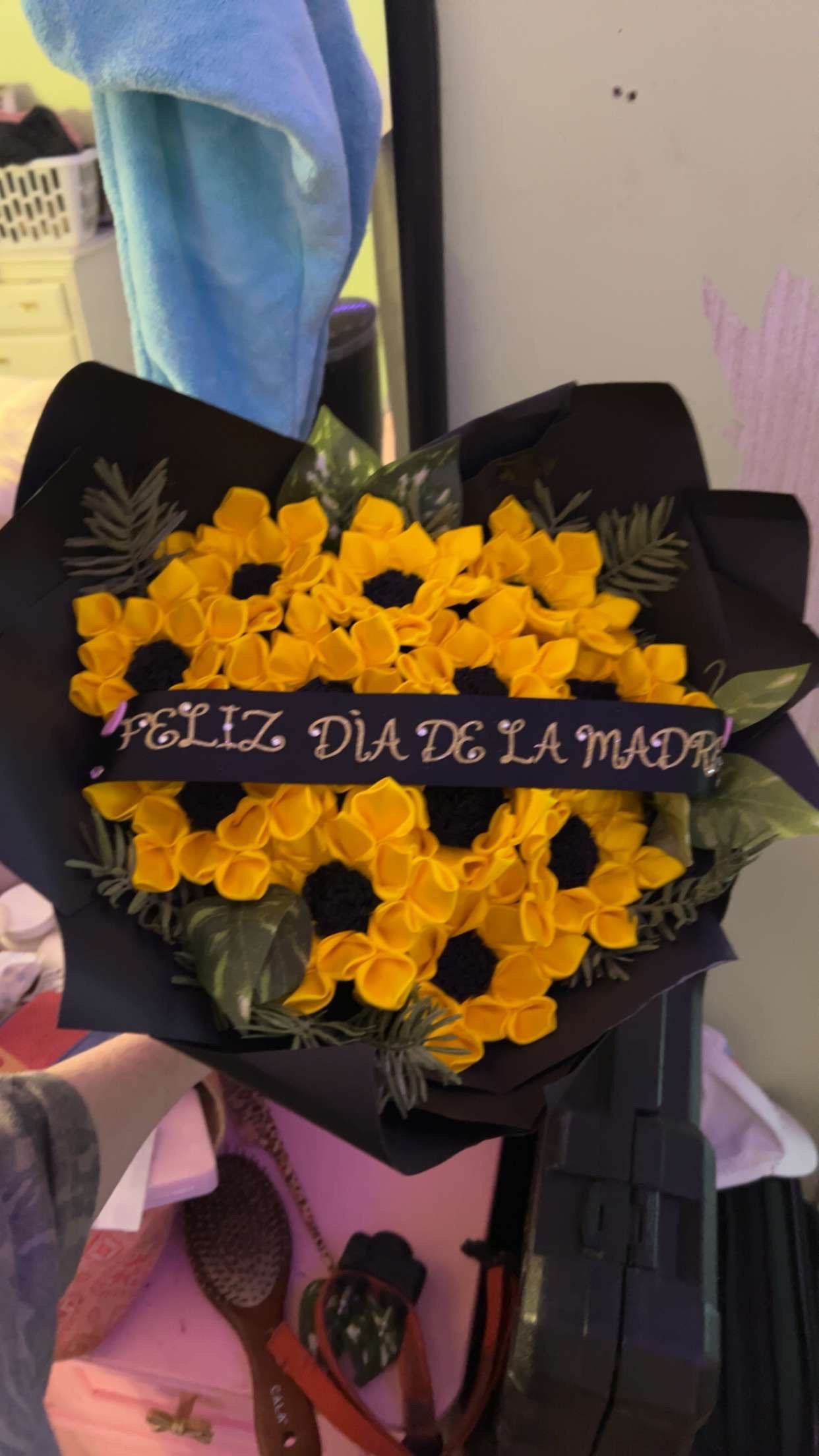 Yellow ribbon sunflower bouquet with Feliz Dia de la Madre ribbon banner